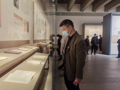师生观展1